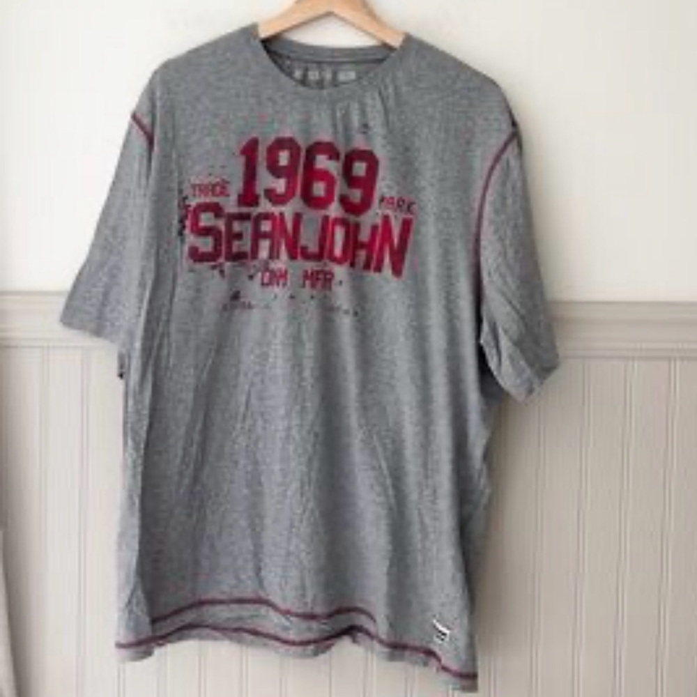 Sean John Gray Short-Sleeve Tee with Red Graphic